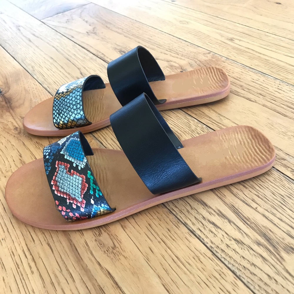 Snake Print Double Band Strappy Flat Sandals - Picture 6 of 7